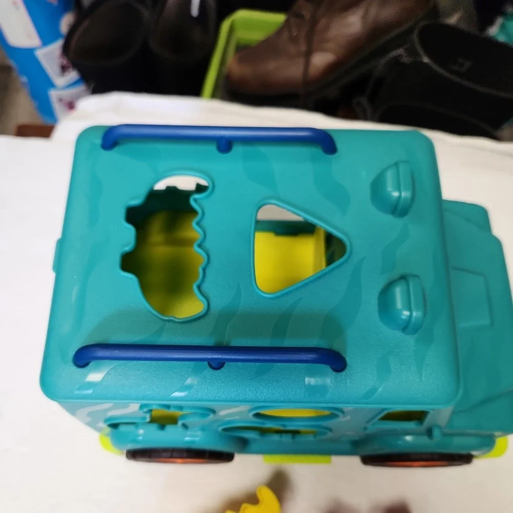 B. toys Animal Rescue Shape Sorter Truck - Happy Cruisers, Rollin' Animal Rescue